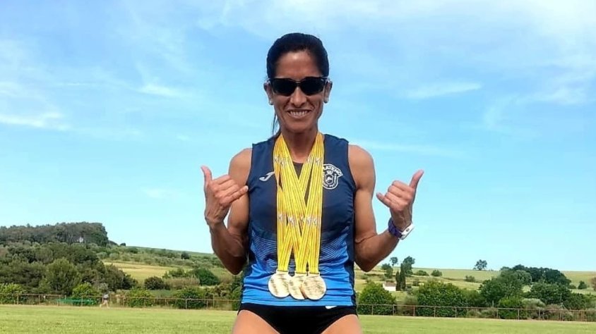 Sonia Giménez amb les tres medalles aconseguides a Castellar del Vallès