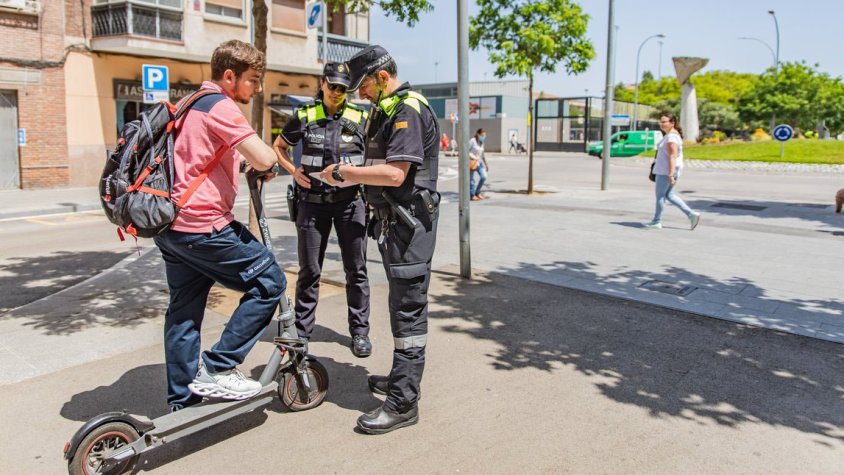 Campanya informativa de la Policia Local sobre patinets i vehicles de mobilitat personal