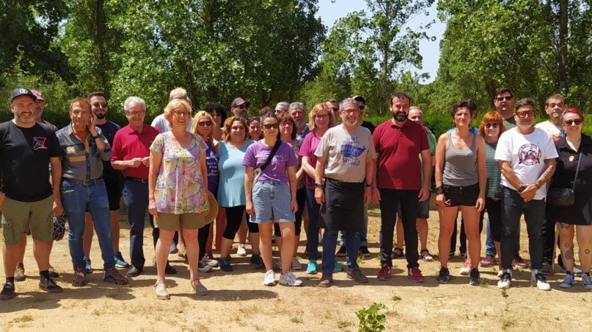 Foto de família del Prat en Comú i Podemos Prat al Parc Nou al marc de la paella de Baix en Comú