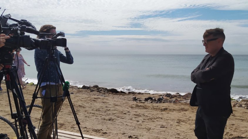 Davant la platja de Can Camins ha explicat als mitjans de comunicació  la preocupant regressió del litoral