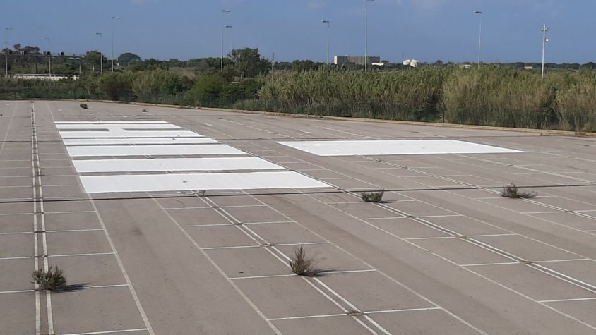 Requadres pintats de blanc on fa una setmana es podia llegir "P il·legal"