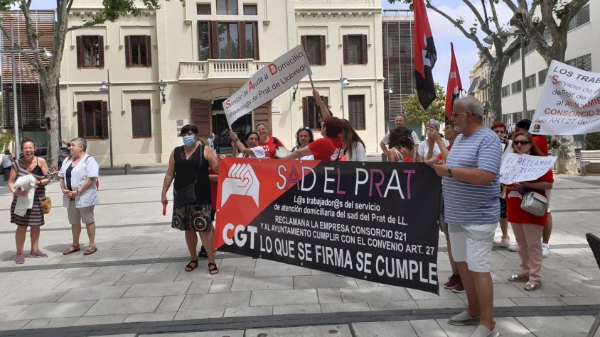 Protesta del personal del SAD un cop arribats a la plaça de  la Vila