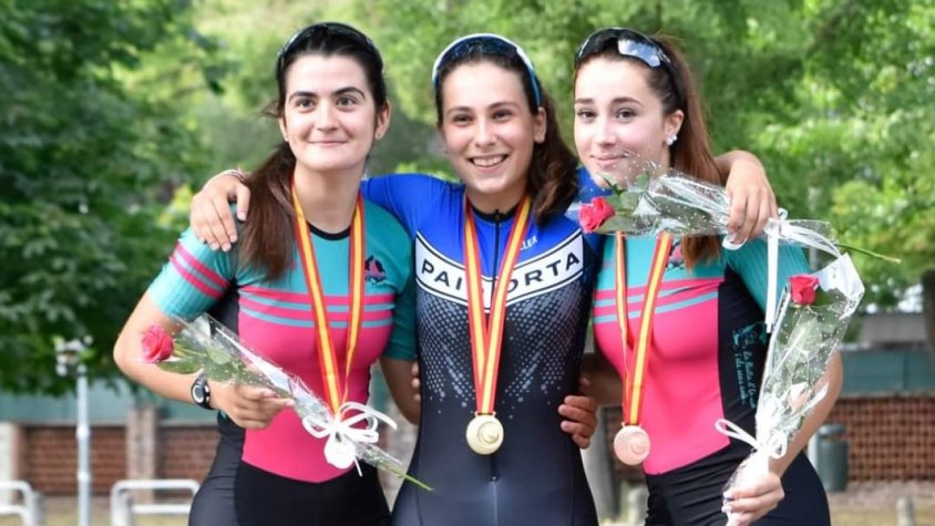 Podi de la prova juvenil de 10.000 punts amb les patinadores pratenques; Mònica Seone (esquerra) i Ona Rodríguez (dreta) envoltat a la guanyadora, la corredora del Paiporta