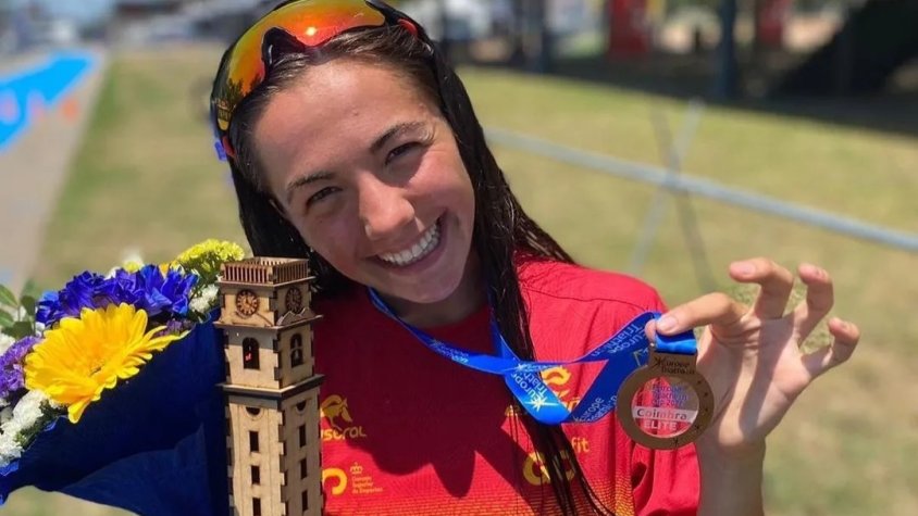 Sofia Aguayo amb la seva medalla de bronze. Foto: Prat Triatló 1994