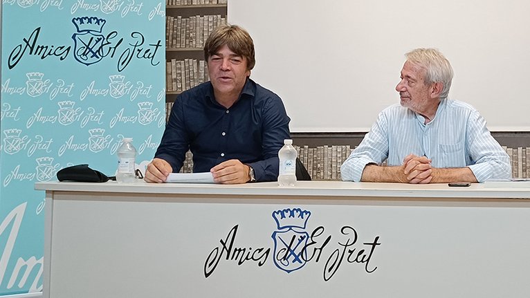 El periodista Fidel Masreal durant la conferència que va oferir, acompanyat per Jordi Gili, president d'Amics d'El Prat