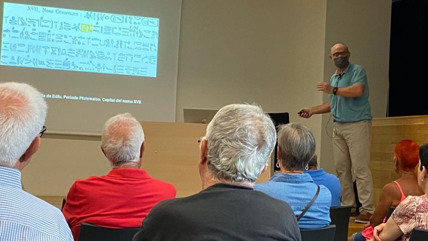 L'arqueòleg i egiptòleg pratenc Luis Manuel Gonzálvez, en la conferència que va donar al Cèntric