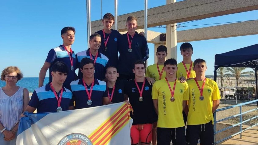 A la foto, l'or del CN Barcelona al 4x100 estils amb Iker, a dalt, a la dreta i Carlos, a baix el quart per l'esquerra.