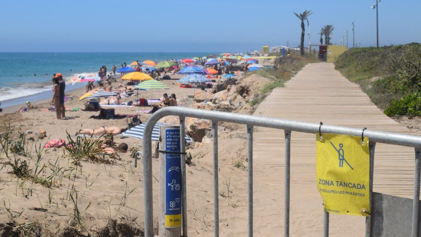 La platja va quedar molt malmesa per les tempestes que es van emportar bona part de la sorra