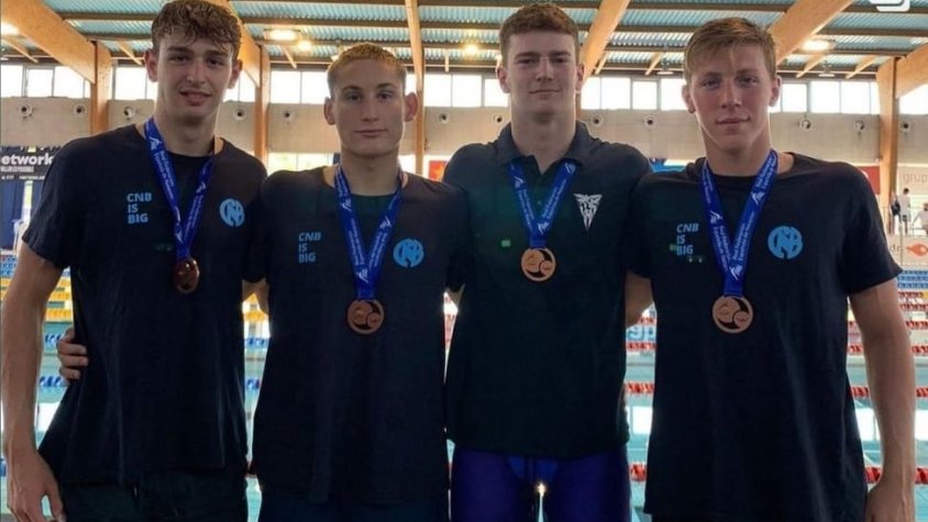 El relleu del 4x100 lliures del CN Barcelona amb Carlos Ortiz, segon per l'esquerra i l'Iker Prieto, el primer de la dreta