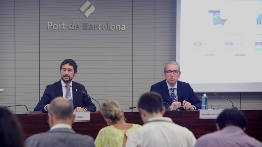 Damià Calvet, a l'esquerra, i José Alberto Carbonell, president i director general del Port, respectivament, en roda de premsa