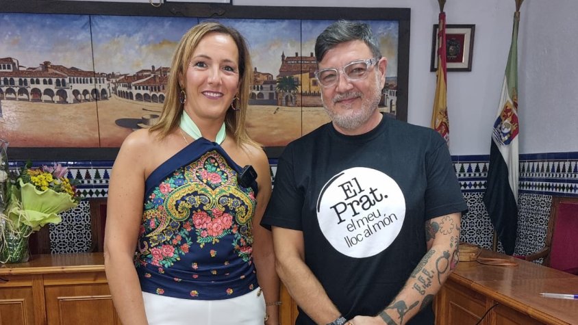 Lluís Mijoler amb l'alcaldessa de Garrovillas, Elisabeth Martín, al saló de plens de Garrovillas