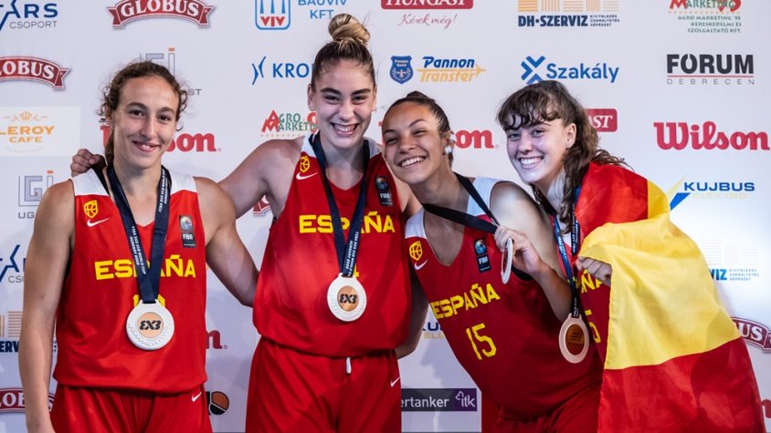 Judit Oliva, segona per la dreta, amb la seva medalla de bronze a la Copa del Món