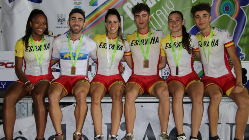Luisa González i Nil Llop, primera i quart per l'esquerra, respectivament, amb la resta de medallistes espanyols
