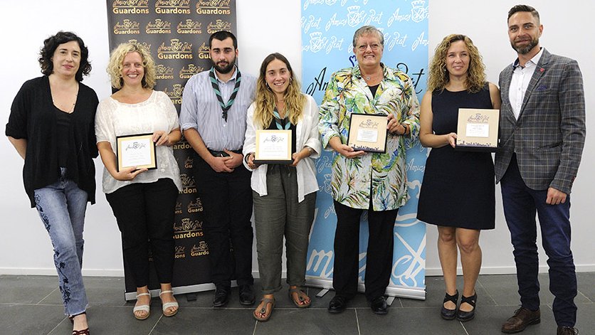 D'esquerra a dreta, Magda Ardiaca, presidenta d'Amics del Prat, amb els guardonats: Carlota Dobaño, Esplai Sant Pere i Sant Pau, Núria Abelló i Centre d'Educació Especial Can Rigol