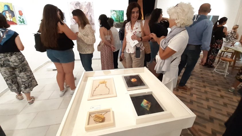 Interior de l'exposició d'artistes locals
