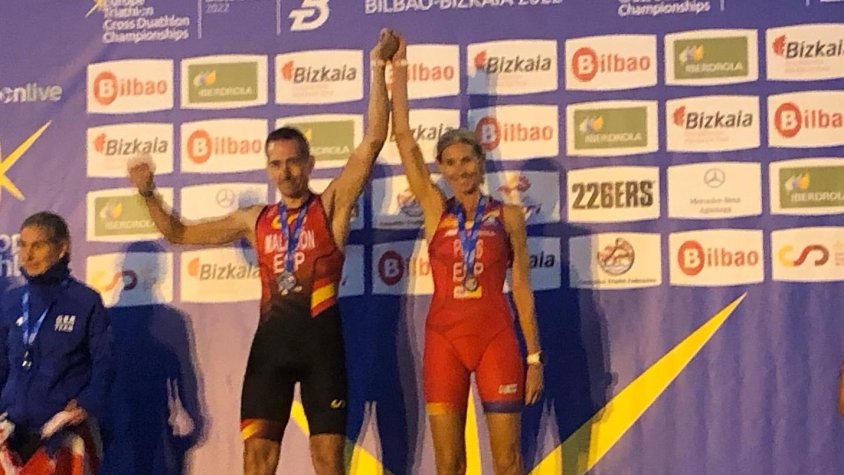 Teresa Pons (a la dreta) ha aconseguit dues medalles per la delegació potablava als Campionats d'Europa de Triatló Multiesport