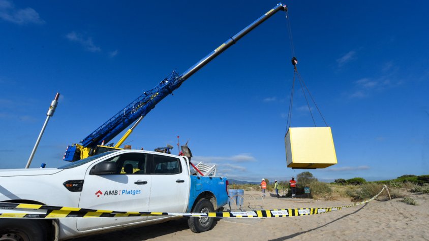 Retirada de mobiliari urbà en una de les platges metropolitanes.