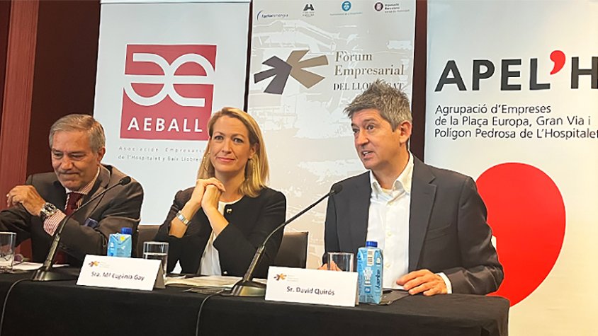 Maria Eugènia Gay, delegada del Govern espanyol a Catalunya, amb Santiago Ballesté, president d'AEBALL, a la seva dreta, i David Quirós, tinent d'Alcaldia de l'Hospitalat, a la seva esquerra