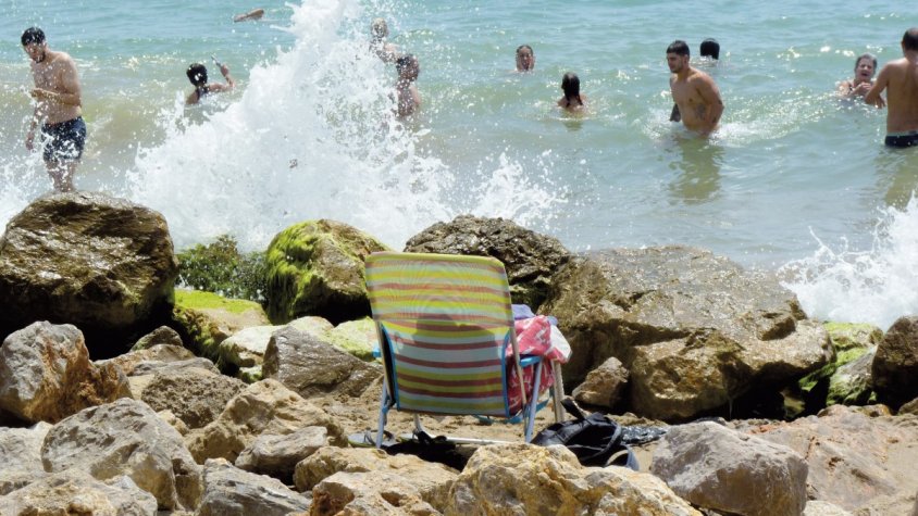 Platja de Can Camins, al Prat, a mitjans de juny, abans de l'aportació de sorra del port