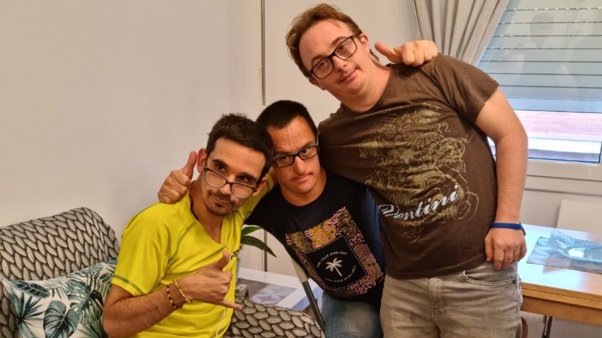 Els tres joves que comparteixen un dels pisos que inaugura COOUFAR al Prat