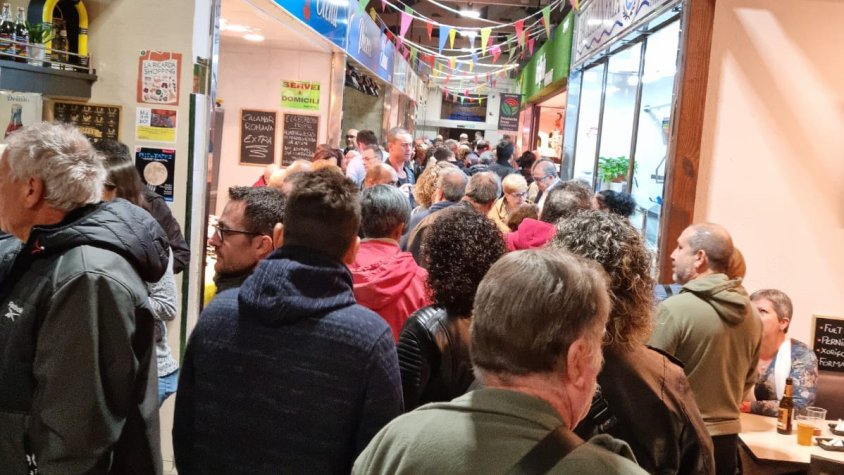 Des de les 8 del vespre el mercat es va omplir per tastar les tapes