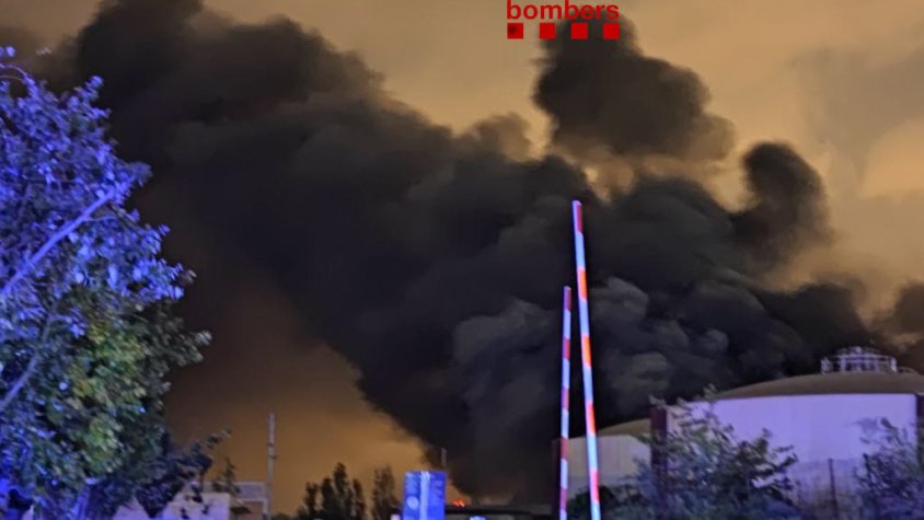 Imatge de l'incendi publicada per Bombers