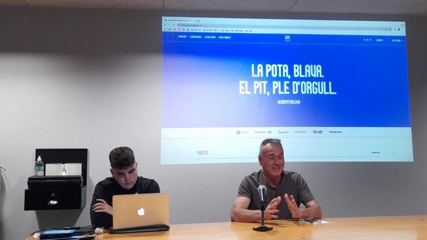 A la izquierda, Juan Romero de comunicación del club, junto a Luis Quiñonero,  presidente de la AE Prat, abriendo el acto de presentación de la nueva web de la entidad