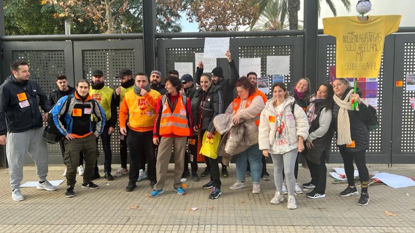 Personal concentrat a les portes del CEM Sagnier