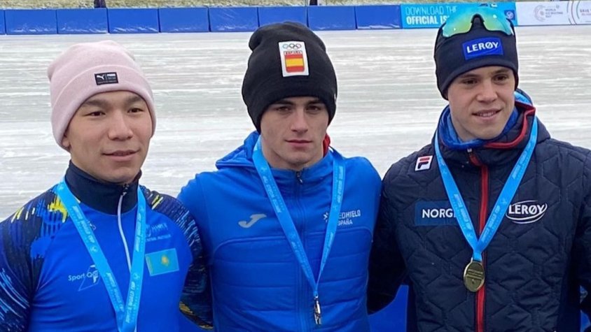 Nil Llop, al centre, al podi dels 500 metres a la Copa del Món de Seinäjoki 