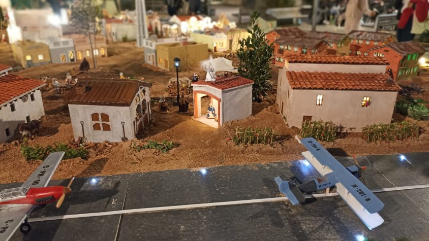 Imatge del pessebre amb la pista en primer pla