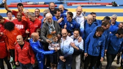 El conjunt masculí del Pratenc al centre de la imatge