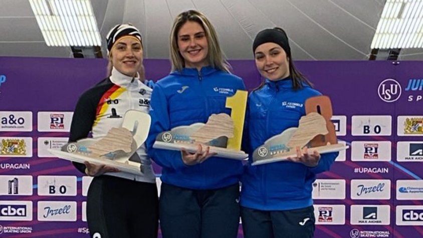 Ainoa, al centre, i Teresa a la dreta del podi de Mass Start