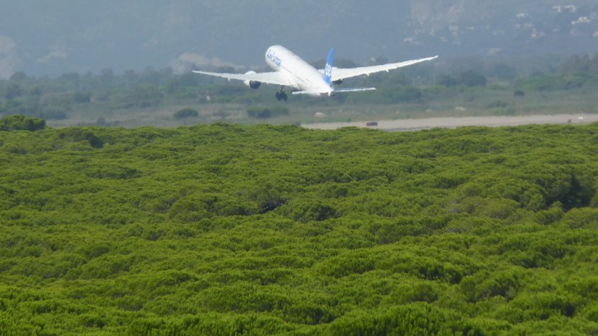 Avió enlairant-se des de la tercera pista de l'aeroport del Prat