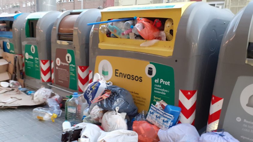 Imatge d'una zona de contenidors del Prat durant la vaga de dos dies