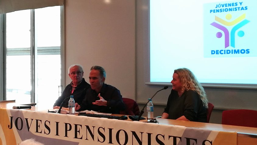 Moment de la intervenció de Jorge Monteagudo, al mig, acompanyat per Mario Cifuentes y Susana Suárez