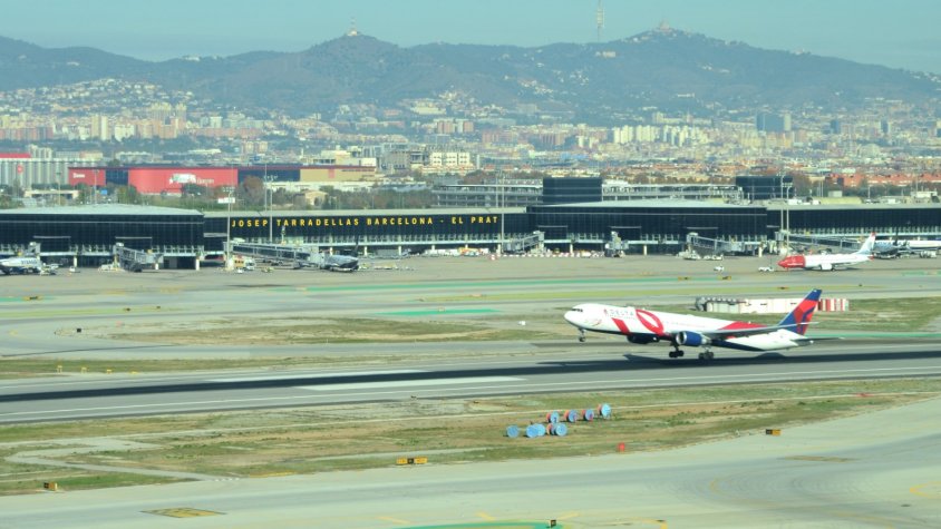 Un avió s'enlaira a la pista principal de l'aeroport del Prat