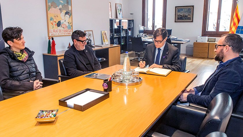 Alba Bou, Lluís Mijoler, Salvador Illa i Juan Pedro Pérez, reunits al despatx de l'alcalde durant la visita al Prat del líder del PSC