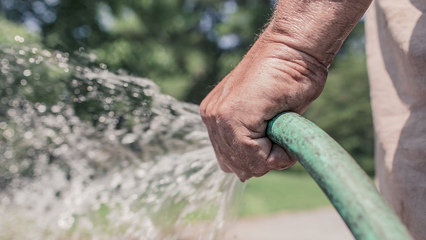 Segons el ban de l'alcalde, resta prohibit l’ús d’aigua potable per al reg de jardins i zones verdes, tant de caràcter públic com privat