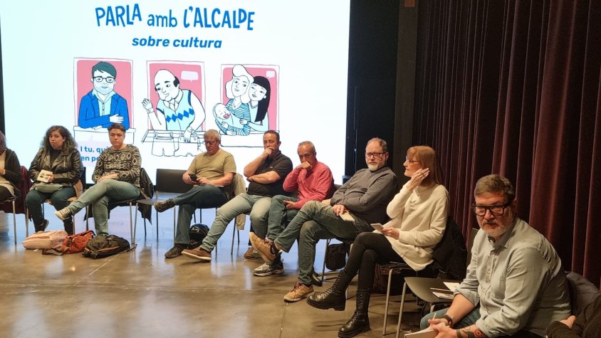 El vestíbul de l'Artesà va acollir els representants de les entitats de cultura del Prat