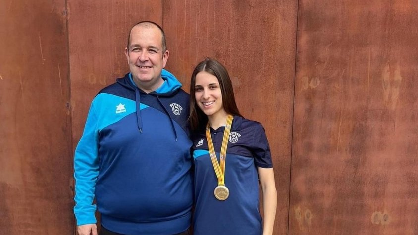Ainhoa Pinilla, a la dreta,  al costat del seu preparador, Oscar Sánchez