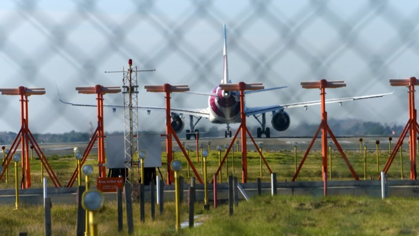 Avió sobre la pista, vist des de la passarel·la de vianants propera a la Ricarda