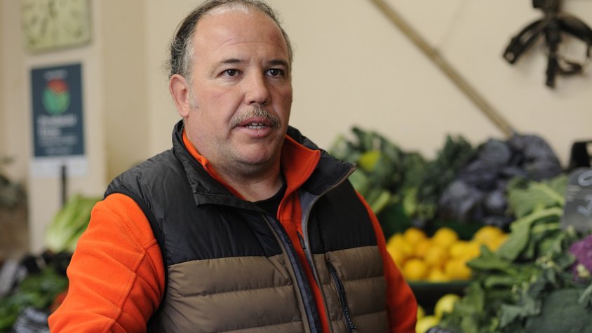 Xavier Oliva, al magatzem del seu establiment