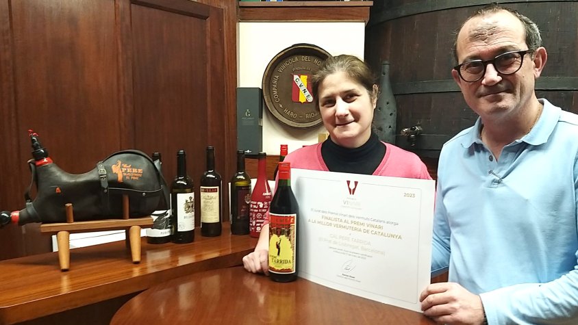 Jordina i Jofre Tarrida mostren el diploma que acredita Cal Pere Tarrida com a finalista a la millor vermuteria de Catalunya de 2023