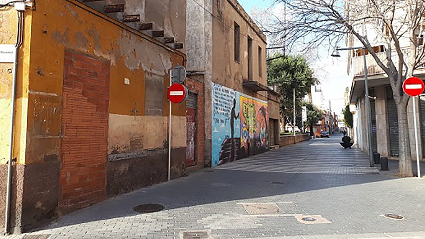 Comença l'enderroc de Cal Marcelino, a l'esquerra de la imatge, a la cruïlla dels carrers Jaume Casanovas i Santiago Rusiñol
