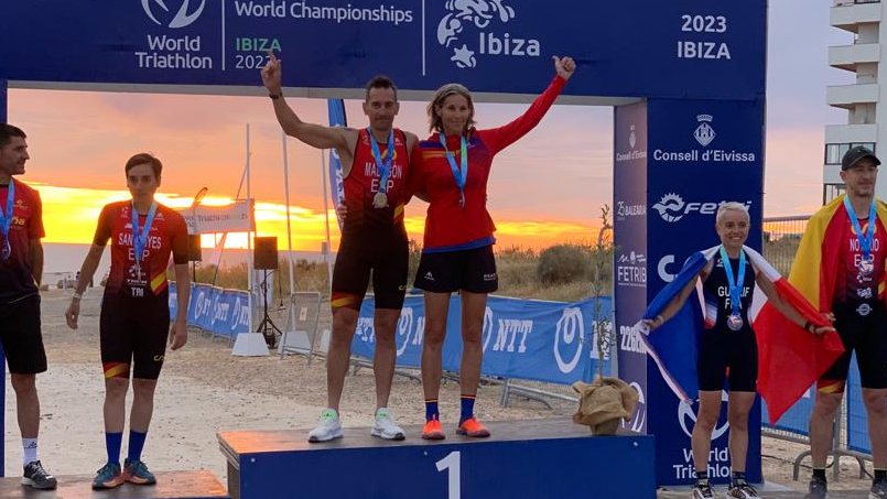 Teresa Pons (a la dreta del primer lloc), medalla d'or de Duatló Cros i Triatló Cros