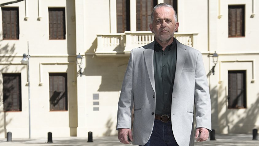 Rafael Millán Carracedo va triar la plaça de la Vila per fotografiar-se per a l’entrevista