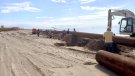 Comença la regeneració de la sorra de les platges del Prat