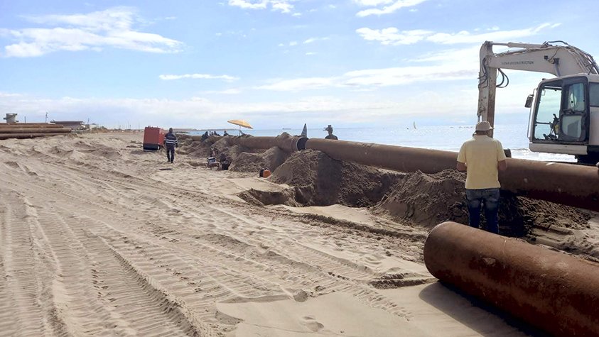 Les tasques d'aportació de sorra a les platges del Prat han començat el 20 de maig