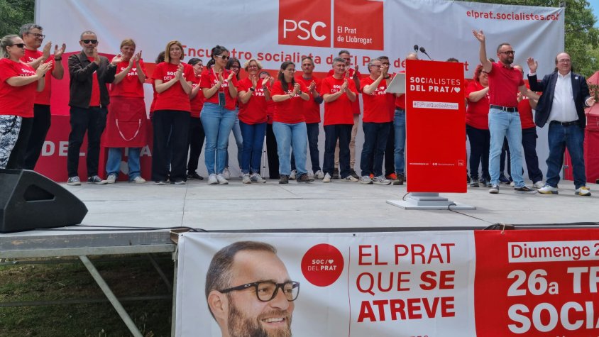 La candidatura socialista saluda els assistents a la paella celebrada al Parc Nou aquest diumenge