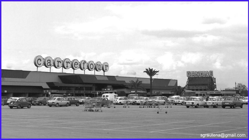 Imatge dels primers anys de Carrefour, a l'autovia de Castelldefels. Al fons, Cal Tereseta